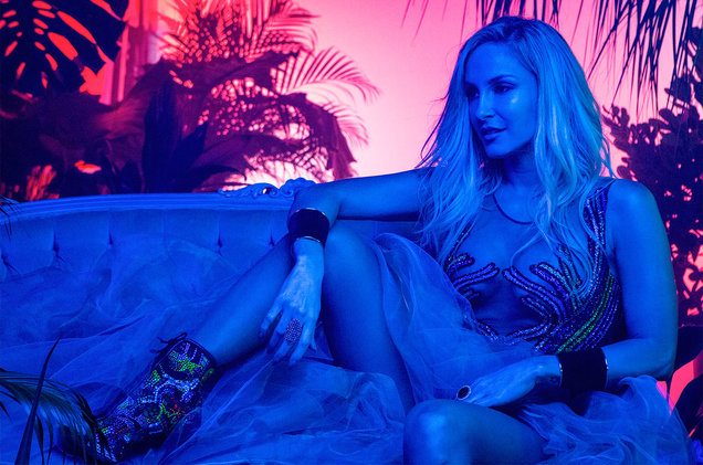 Claudia Leitte lying on the sofa